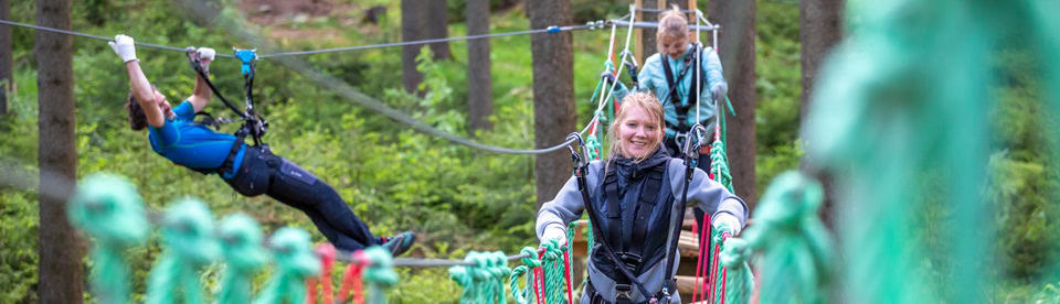 Kinder haben Spass auf der Outdoor Klassenfahrt auf dem Rabenberg