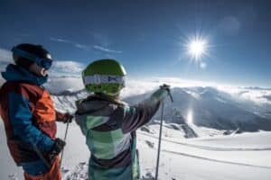 Jugendliche zeigt in die Berge