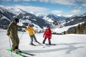 Schüler stehen auf der Skipiste bei der Ski-Klassenfahrt Saalbach