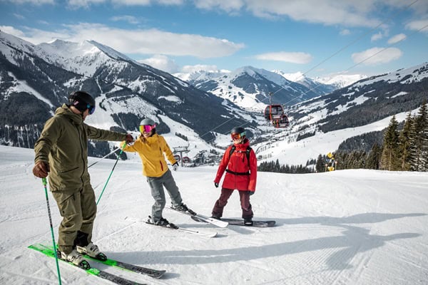 Schüler stehen auf der Skipiste