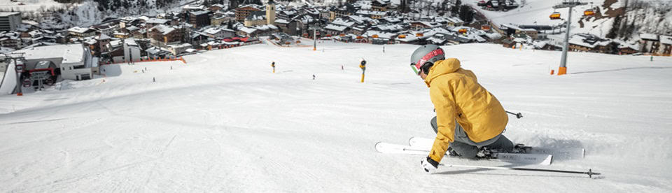 Jugendlicher fährt Ski