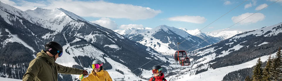 Jugendliche fahren Ski