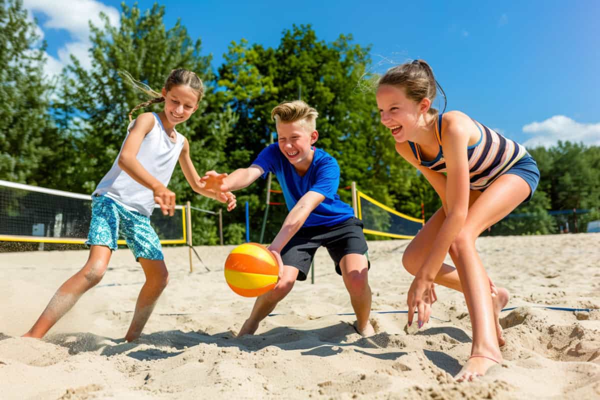 Kinder spielen auf Vereinsfahrt Beachvolleyball