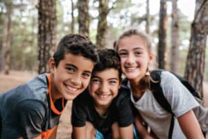 Kinder haben Spaß bei Nachhaltigkeit Seminar in wald