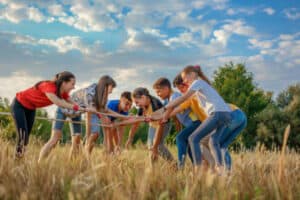 Kinder machen Teambuilding auf Gruppenfahrt