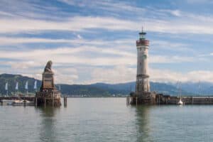 Bodensee mit Statue und Leuchtturm