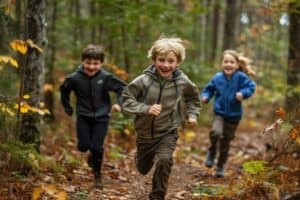 Kinder haben Spaß auf der Klassenfahrt im Wald