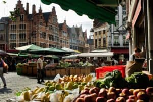 Kulturelle Highlights auf der Klassenfahrt nach Belgien entdecken: ein historischer Marktplatz