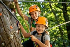 Kinder klettern auf der Klassenfahrt in Brandenburg