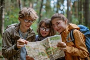 Kinder entdecken den Wald auf der Klassenfahrt nach Thüringen