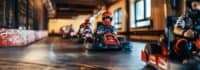 Schülerinnern und Schüler haben Spaß auf der Klassenfahrt beim Go Kart Fahren