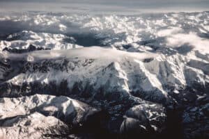 Die schneebedeckten Alpen