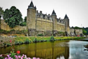 Schloss in der Bretagne vor See für eine Besichtigung bei einer Klassenfahrt geeignet