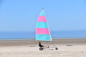 Surfen mit Buggy am Strand bei einer Klassenfahrt in der Bretagne