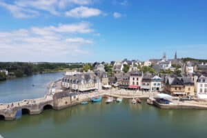 Schöne kleine Stadt in der Bretagne mit Fluss, Hafen und Brücke