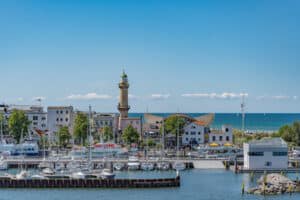 Blick vom Wasser auf das Ostseebad Warnemünde