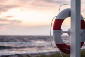 Rettungsrinn am Strand vor Meer