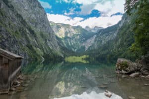 Schlucht mit See in den bayerischen Alpen