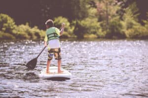 Schüler beim Stand-Up-Paddling