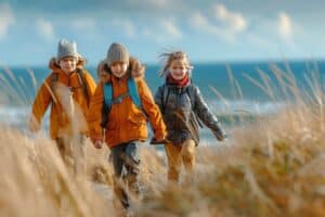 Kinder spazieren auf der Klassenfahrt Niedersachsen am Meer