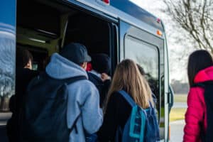 Schüler fahren mit dem Reisebus auf Klassenfahrt