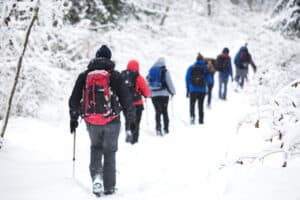 Schüler wandern auf Klassenfahrt im Schnee